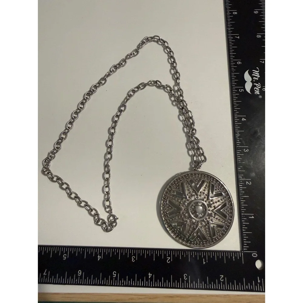 Vintage Lisner Silver Tone Large Medallion Pendant Necklace‎ Brutalist Geometric